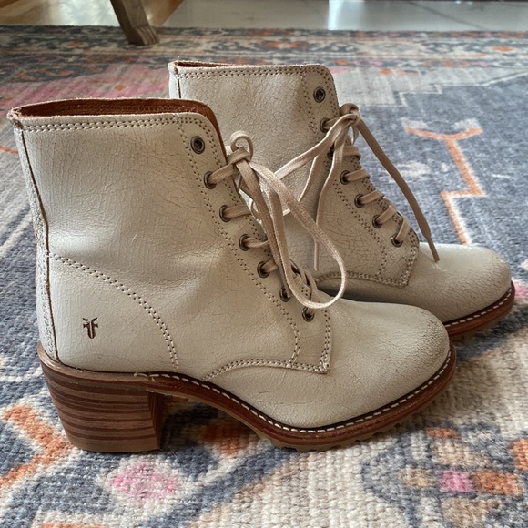 Frye Sabrina lace up | eBay RARE Frye Sabrina 6G White Leather Retro Lace Up Combat Wood Heel Ankle Booties